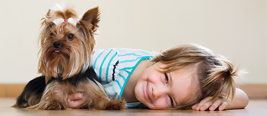 bambino-coccole-cane